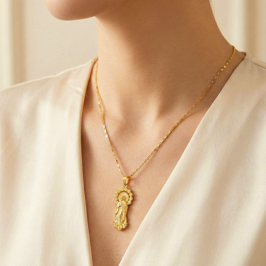 Collar Virgen de Guadalupe Rosalía para Mujer - Baño de Oro 18k