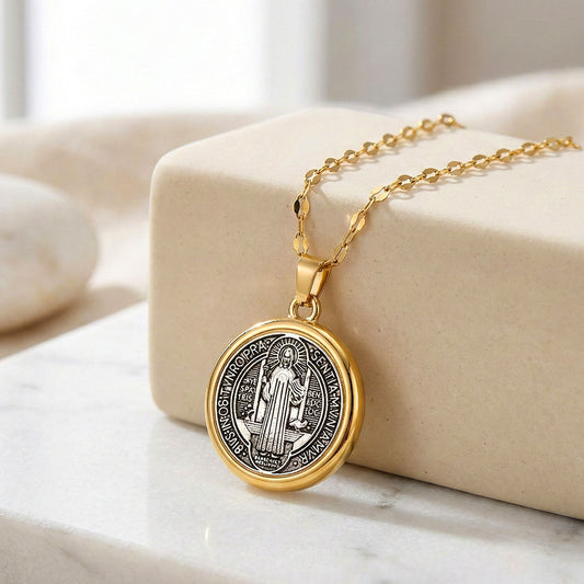 Collar de San Benito Serenidad para Mujer - Baño de Oro 18k